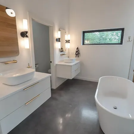 Luxury Lakeview Retreat
